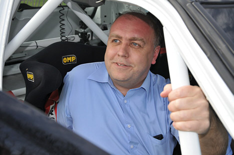 Folketingsmedlem Kristian Pihl Lorentzen var lutter smil, da han steg ud af Kenneth Madsens rallybil.